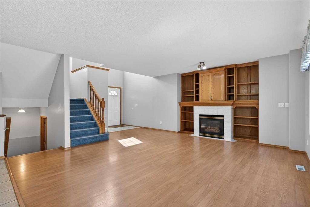 416 Douglas Glen Close SE, Calgary — photo 4 of 38