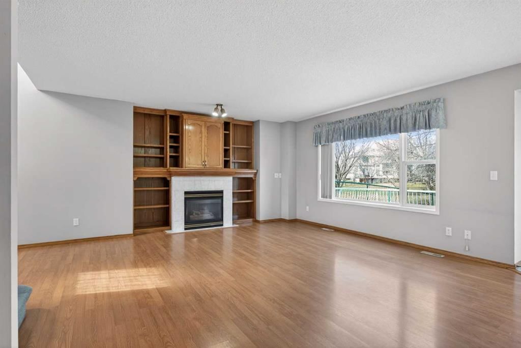 416 Douglas Glen Close SE, Calgary — photo 5 of 38