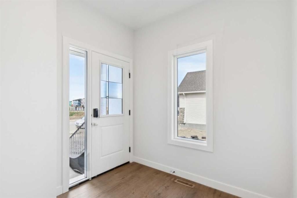 39 Hotchkiss Avenue SE, Calgary — photo 4 of 43