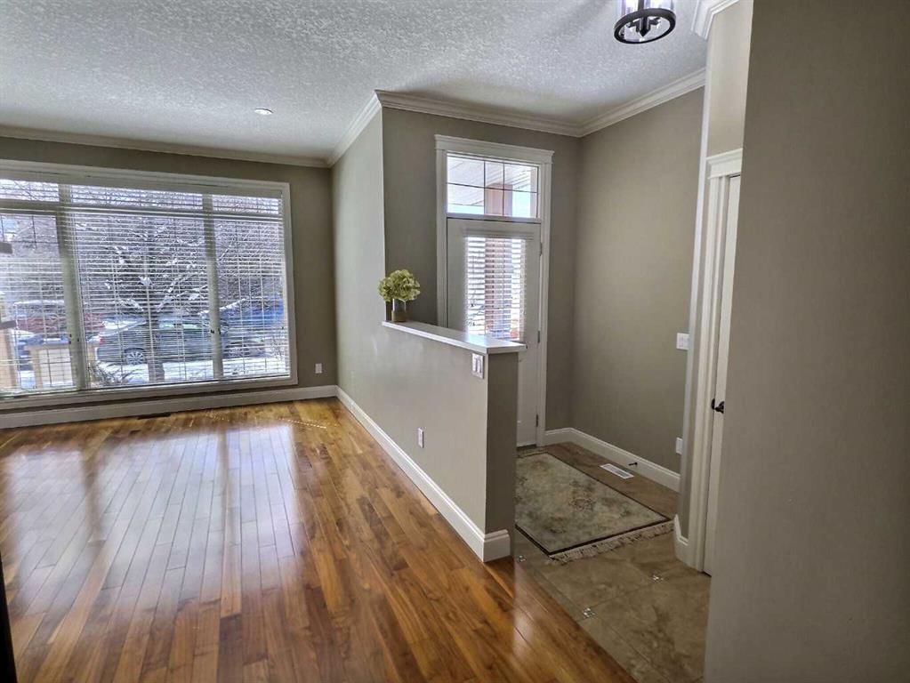 1, 406 19 Avenue NE, Calgary — photo 3 of 44