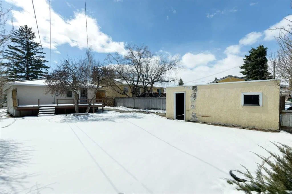 8312 47 Avenue NW, Calgary — photo 3 of 14