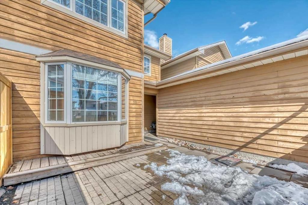 32 Midpark Drive SE, Calgary — photo 4 of 36