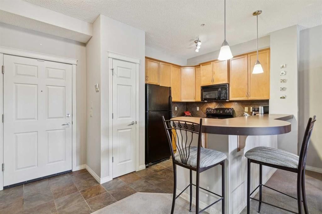 110, 37 Prestwick Drive SE, Calgary — photo 4 of 17
