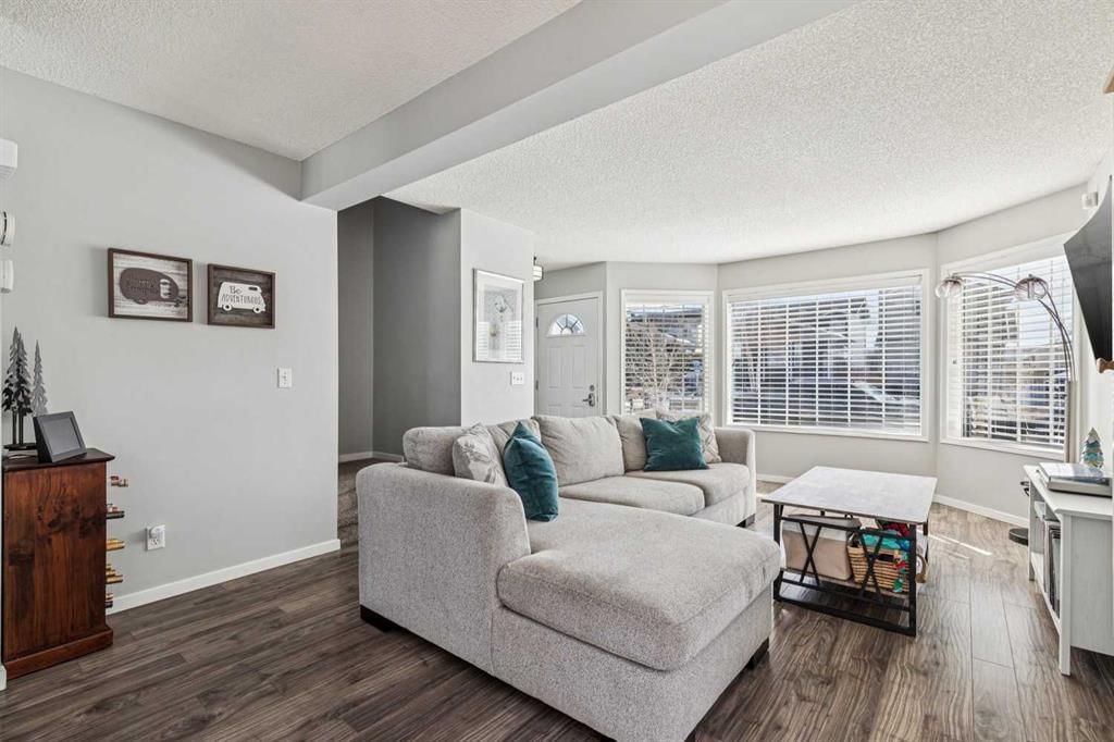 27 Rivercrest Way SE, Calgary — photo 2 of 21