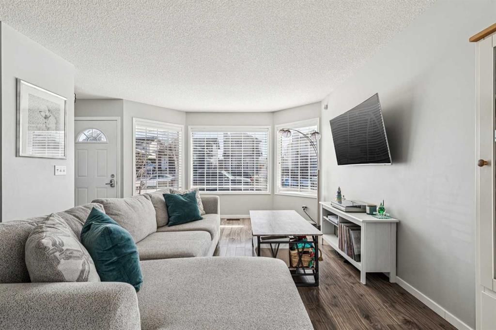 27 Rivercrest Way SE, Calgary — photo 3 of 21