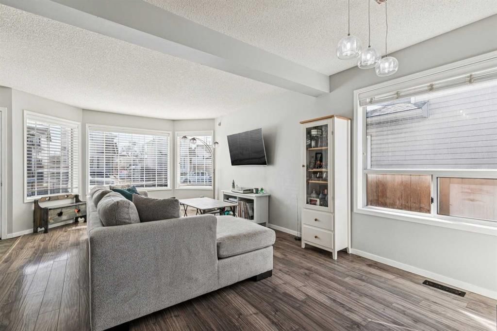 27 Rivercrest Way SE, Calgary — photo 5 of 21