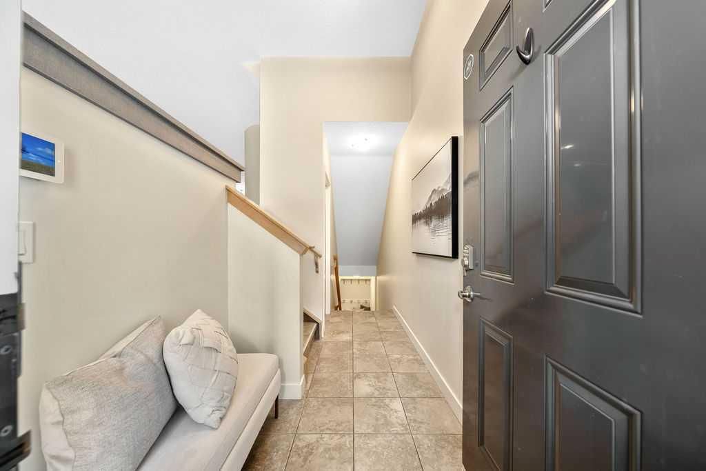 706 3 Avenue NW, Calgary — photo 4 of 41