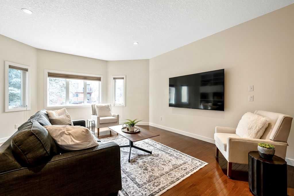 706 3 Avenue NW, Calgary — photo 5 of 41
