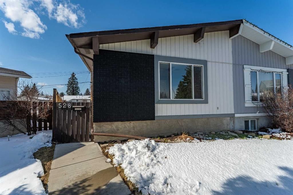528 Queensland Place SE, Calgary — photo 3 of 35