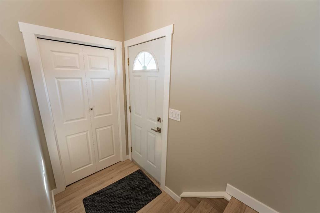 528 Queensland Place SE, Calgary — photo 4 of 35