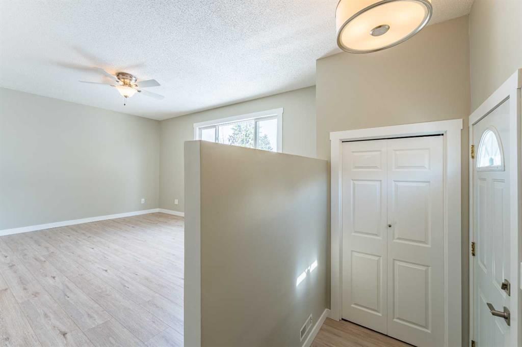 528 Queensland Place SE, Calgary — photo 5 of 35
