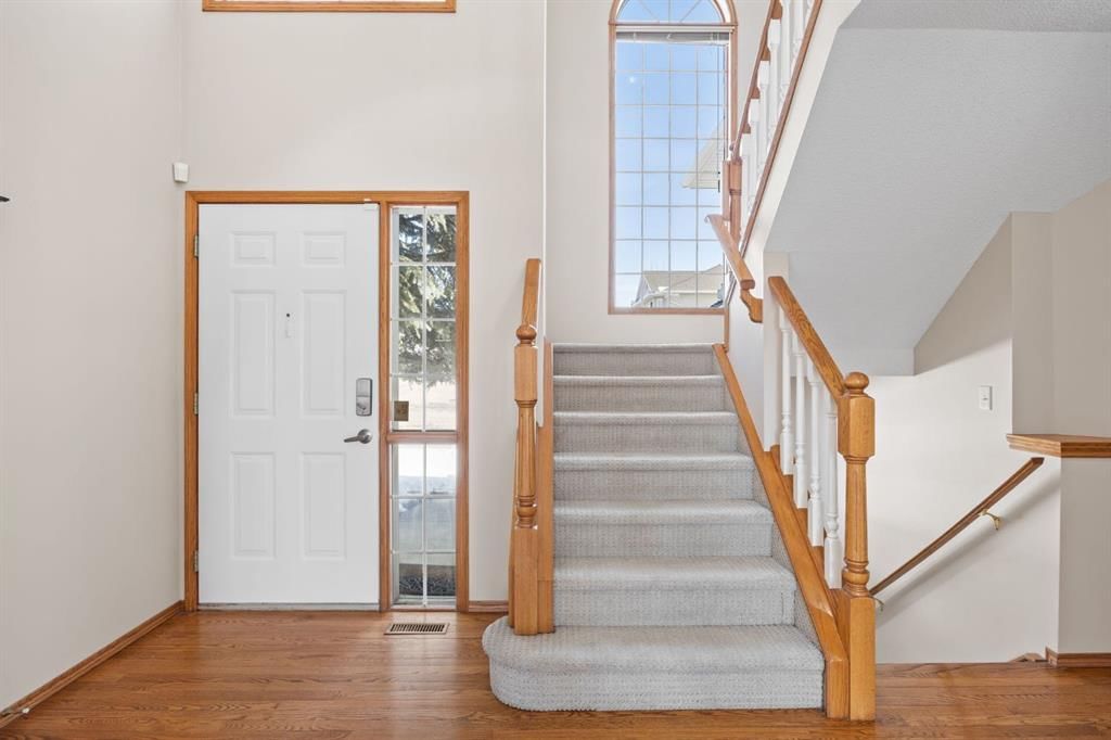 119 Valley Glen Bay NW, Calgary — photo 5 of 48