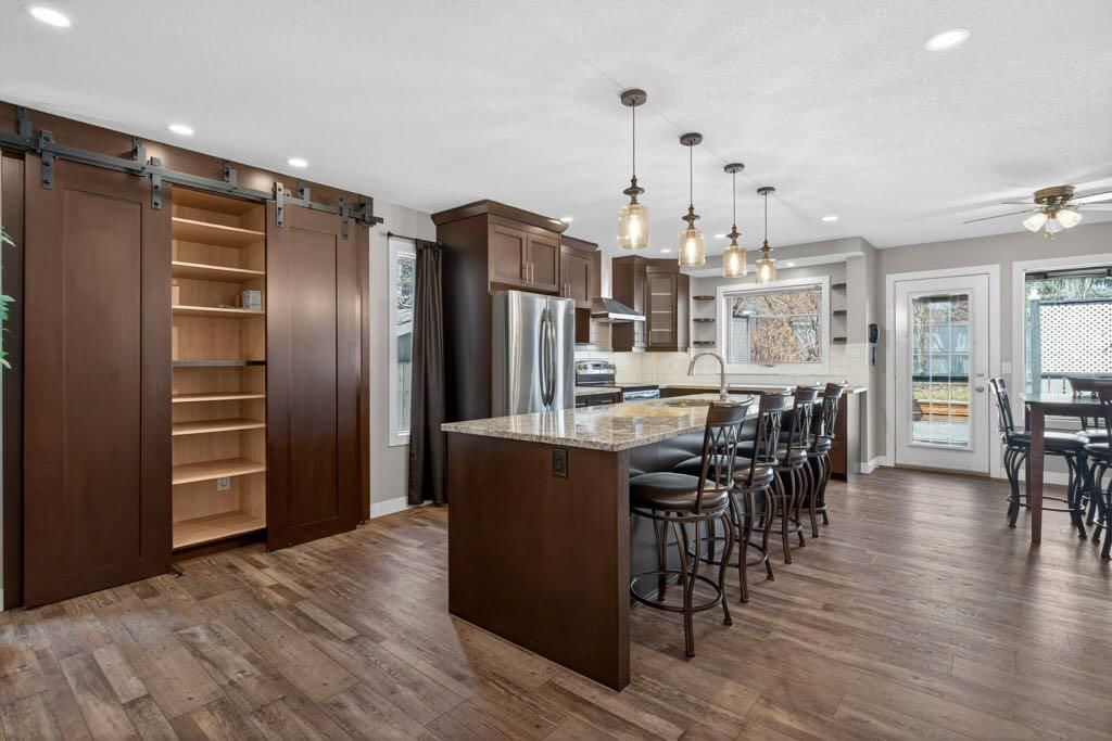 29 Shannon Manor SW, Calgary — photo 2 of 37