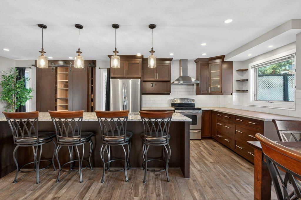 29 Shannon Manor SW, Calgary — photo 3 of 37