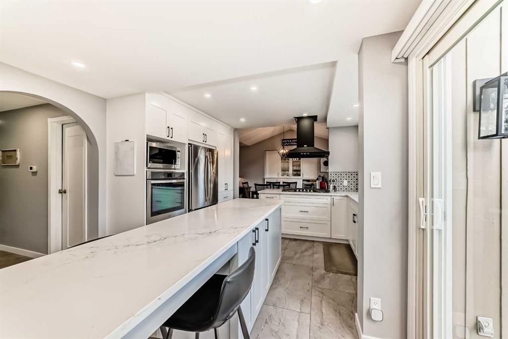 75 Sunmount Crescent SE, Calgary — photo 4 of 49