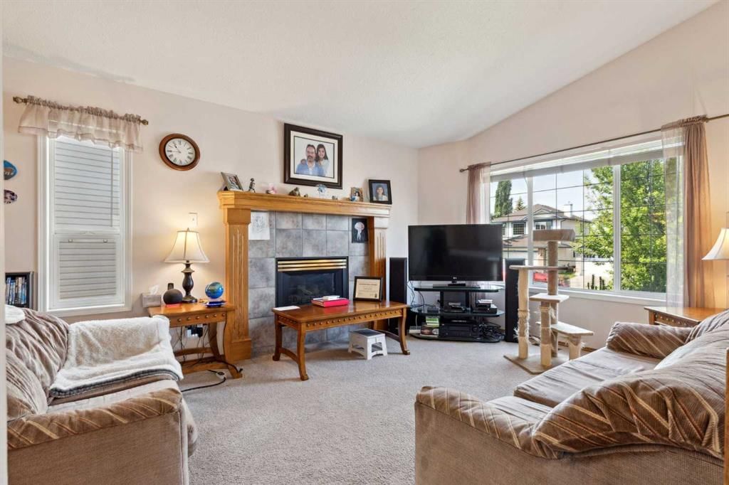 21 Citadel Crest Circle NW, Calgary — photo 4 of 31