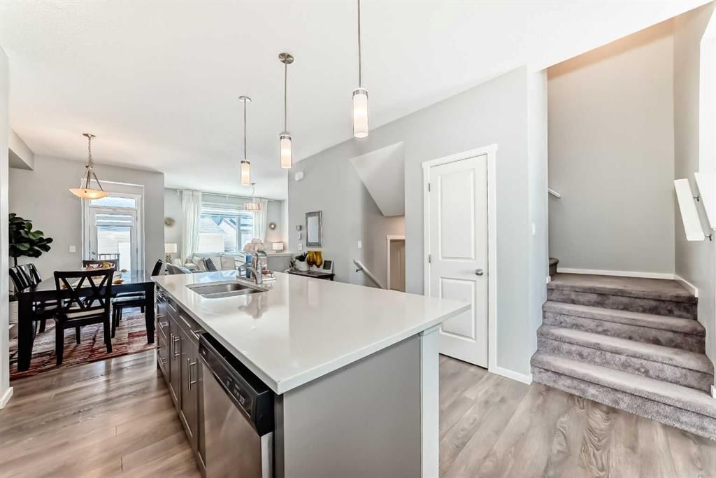 462 Walgrove Way SE, Calgary — photo 4 of 47