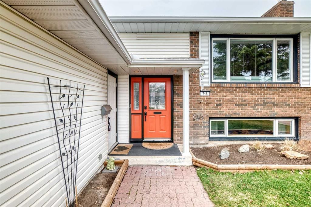 716 Queensland Drive SE, Calgary — photo 2 of 36