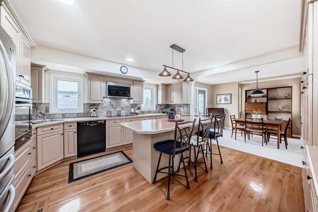 716 Queensland Drive SE, Calgary — photo 3 of 36