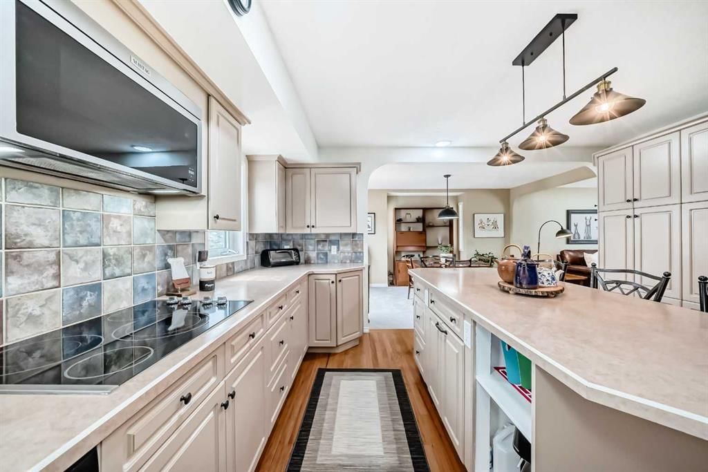 716 Queensland Drive SE, Calgary — photo 4 of 36