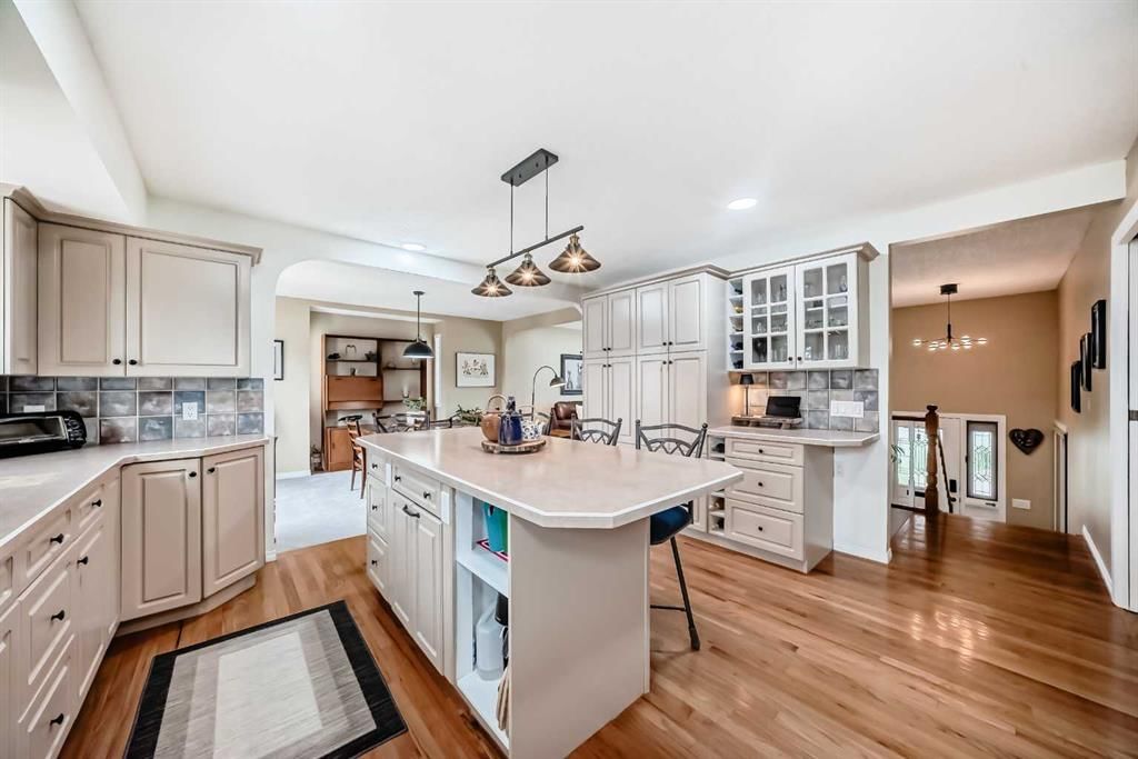 716 Queensland Drive SE, Calgary — photo 5 of 36