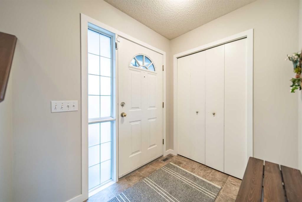 17 Hidden Close NW, Calgary — photo 5 of 50