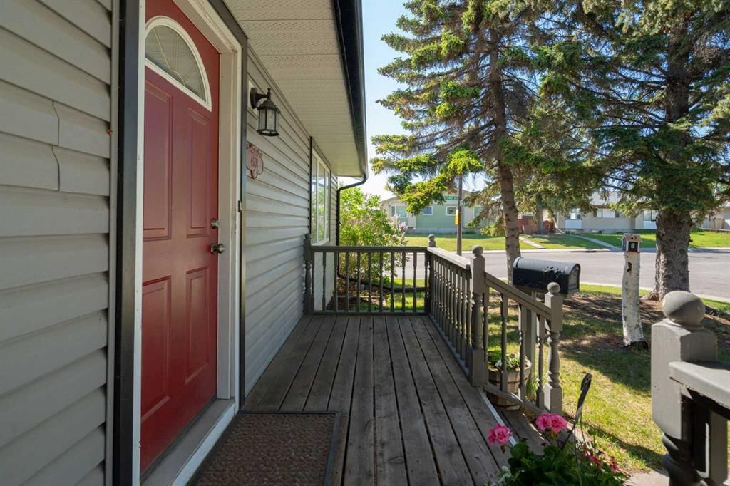 4609 Marcombe Way NE, Calgary — photo 3 of 46