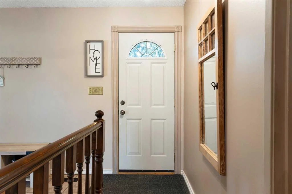 4609 Marcombe Way NE, Calgary — photo 4 of 46