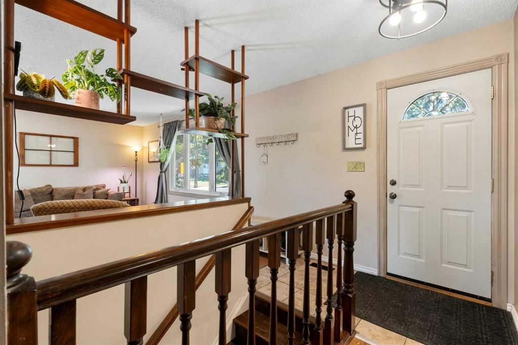 4609 Marcombe Way NE, Calgary — photo 5 of 46