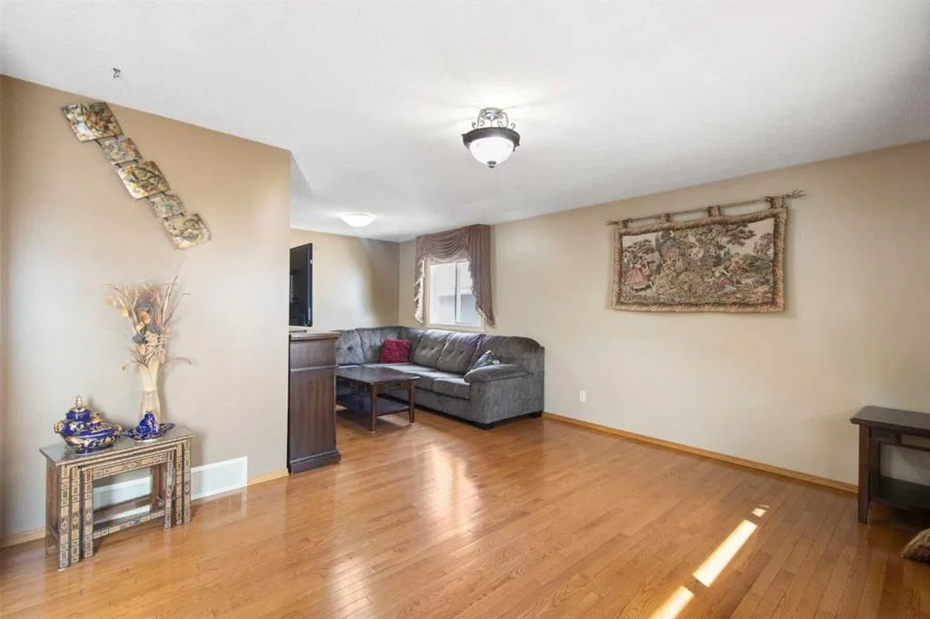 1108 Marcombe Crescent NE, Calgary — photo 4 of 39