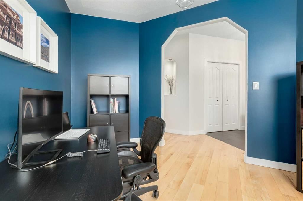 429 11 Avenue NE, Calgary — photo 5 of 47