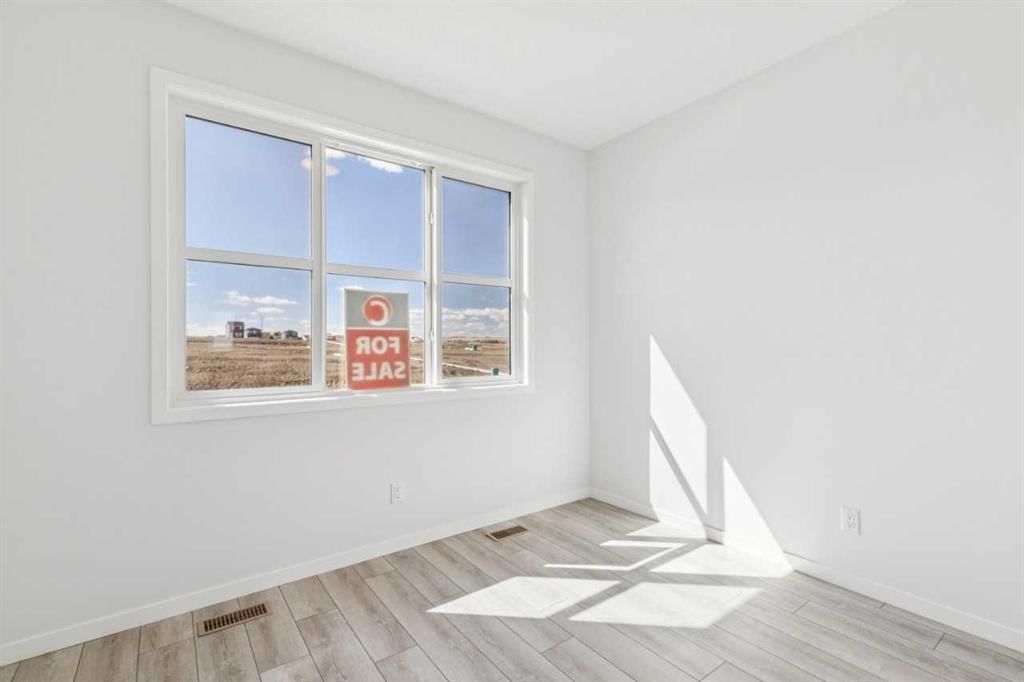 70 Lucas Heath NW, Calgary — photo 4 of 33