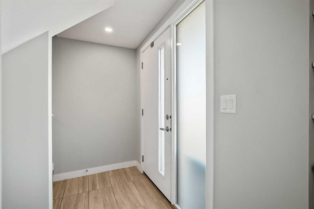 2919 136 Avenue NW, Calgary — photo 3 of 35