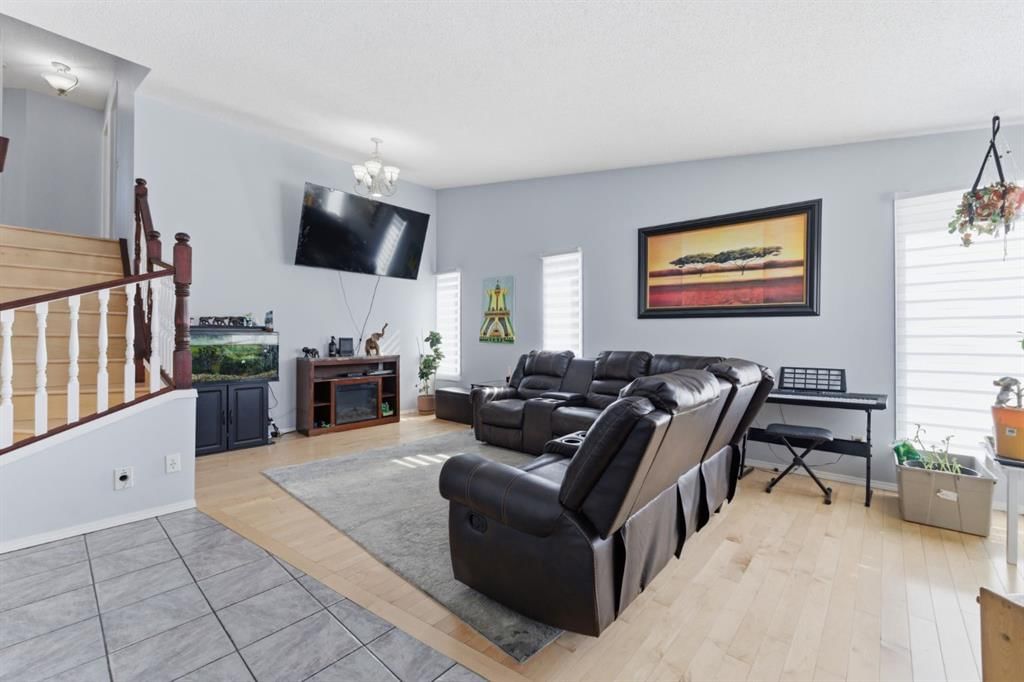 20 Applewood Way SE, Calgary — photo 2 of 28