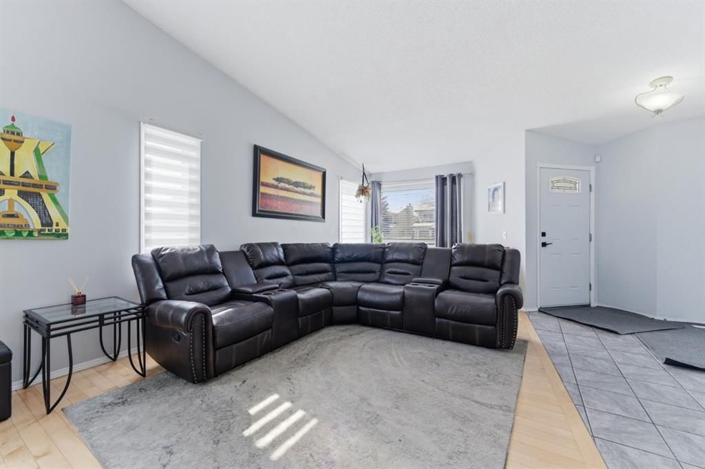 20 Applewood Way SE, Calgary — photo 3 of 28