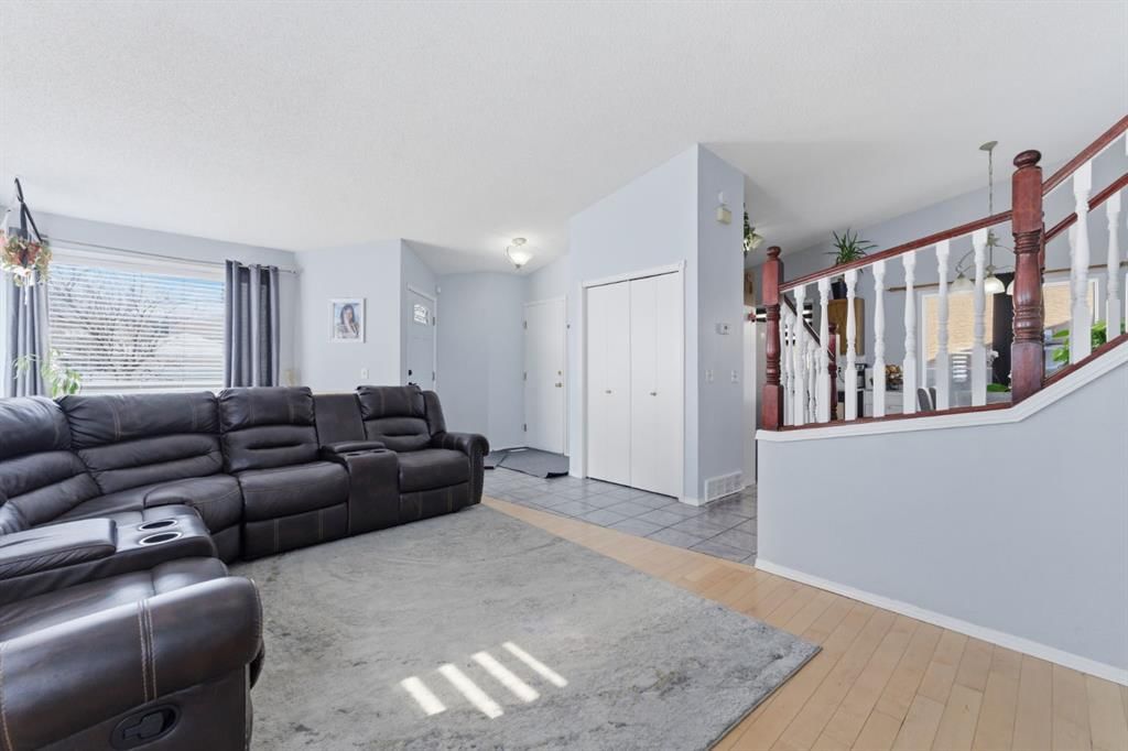 20 Applewood Way SE, Calgary — photo 4 of 28
