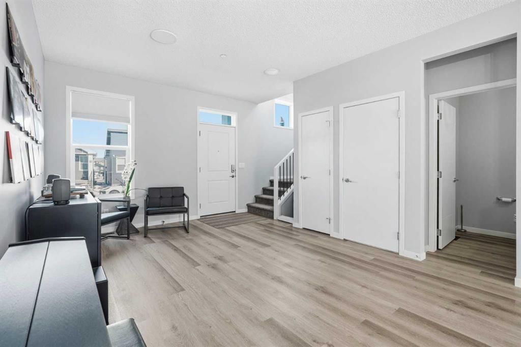 49 Lucas Grove NW, Calgary — photo 2 of 37