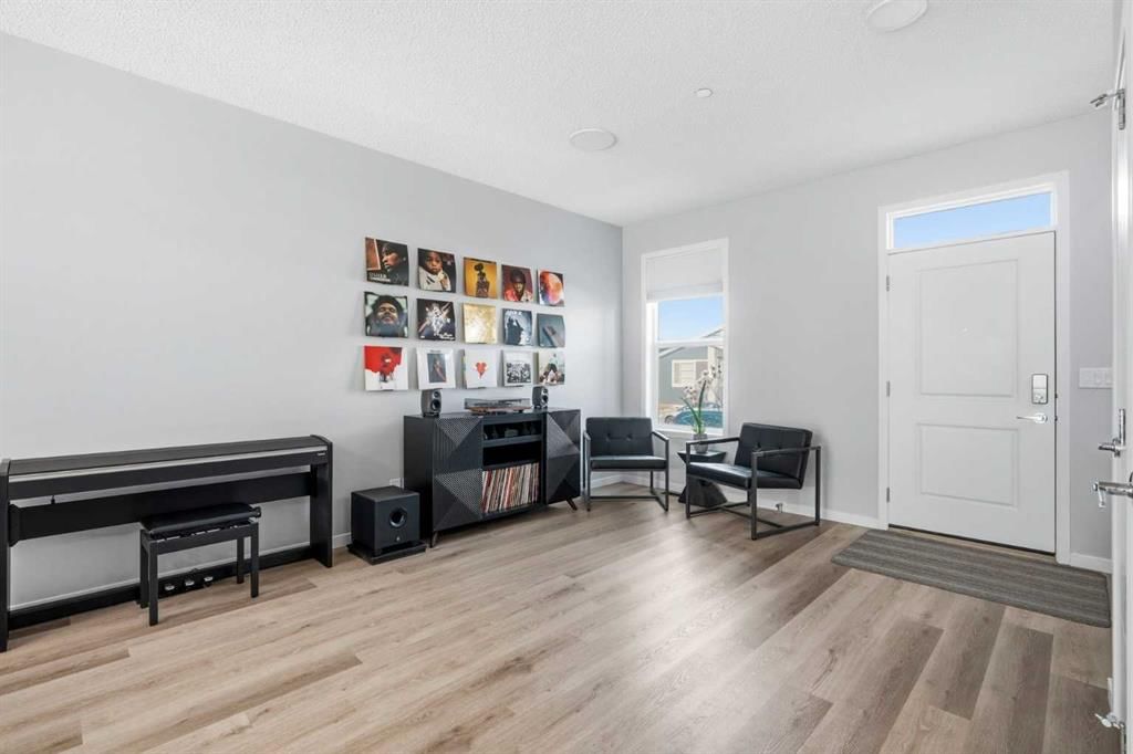49 Lucas Grove NW, Calgary — photo 3 of 37