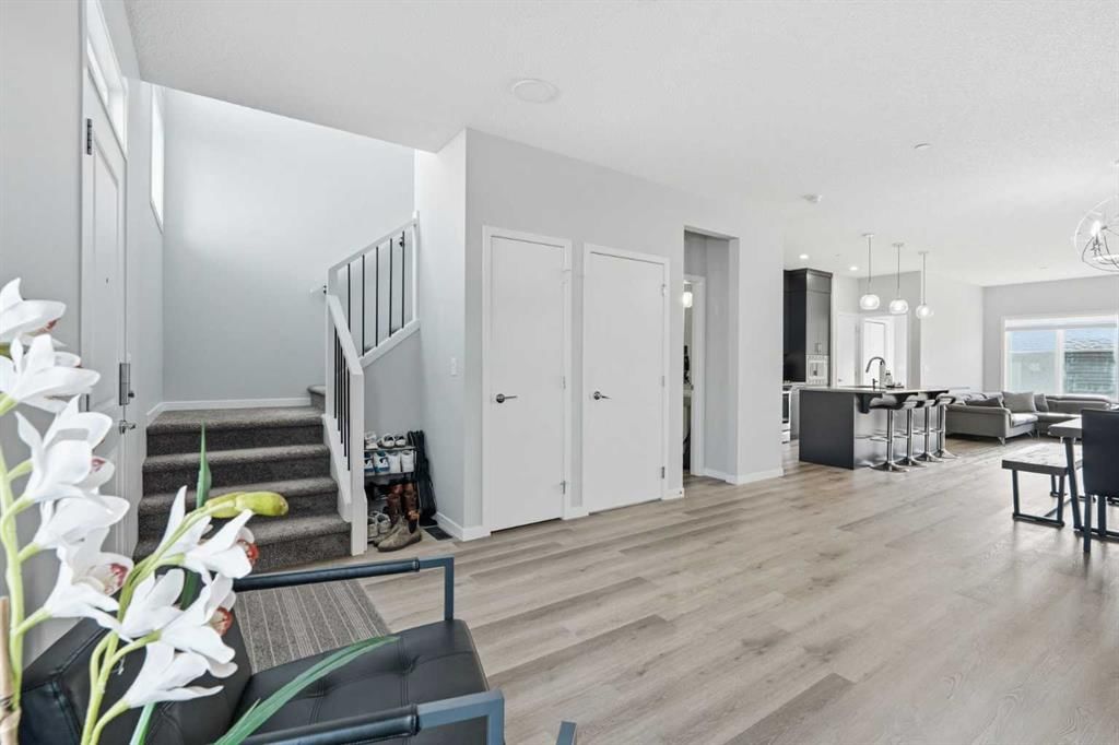 49 Lucas Grove NW, Calgary — photo 4 of 37