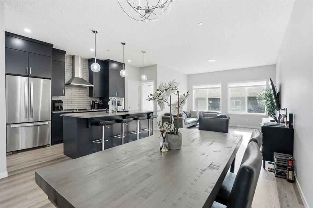 49 Lucas Grove NW, Calgary — photo 5 of 37