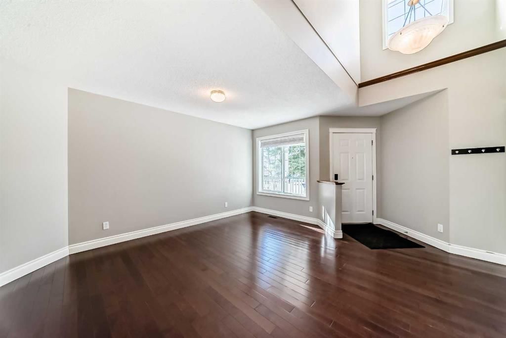 141 Somerglen Way SW, Calgary — photo 2 of 26