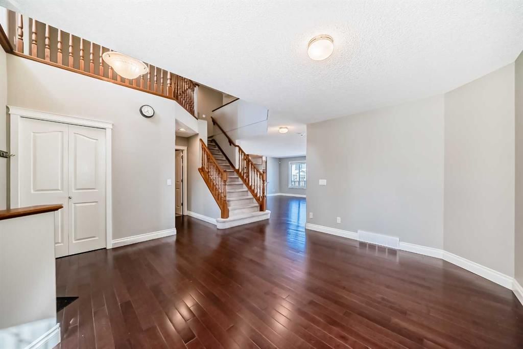 141 Somerglen Way SW, Calgary — photo 3 of 26
