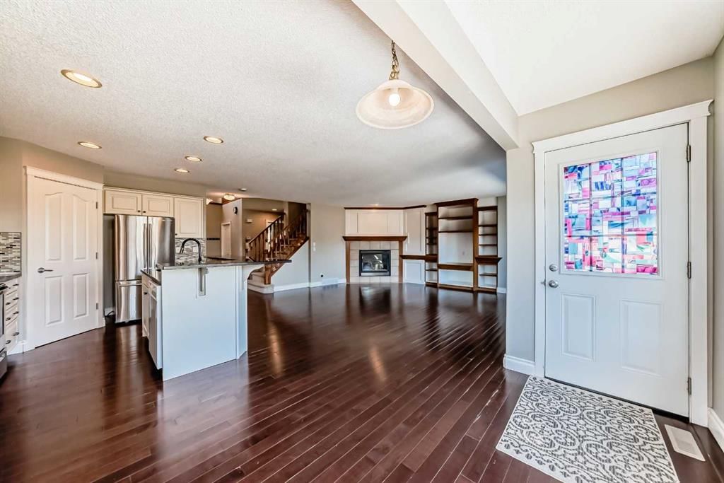 141 Somerglen Way SW, Calgary — photo 4 of 26