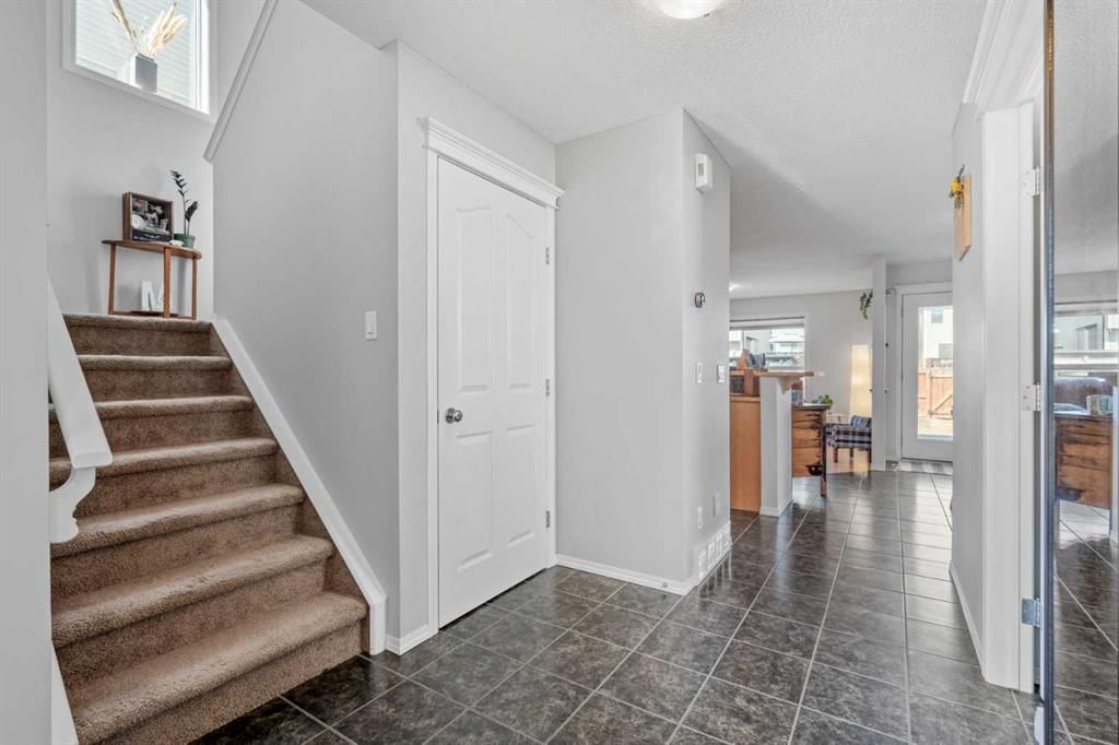 52 Evansford Road NW, Calgary — photo 5 of 39