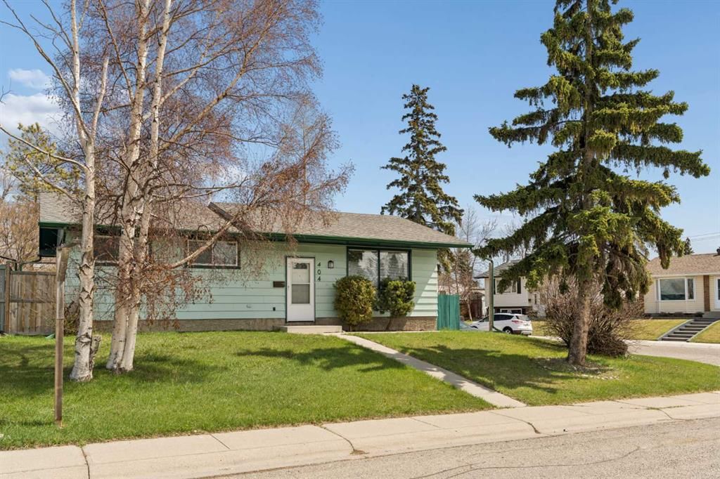 404 Manora Way NE, Calgary — photo 2 of 36