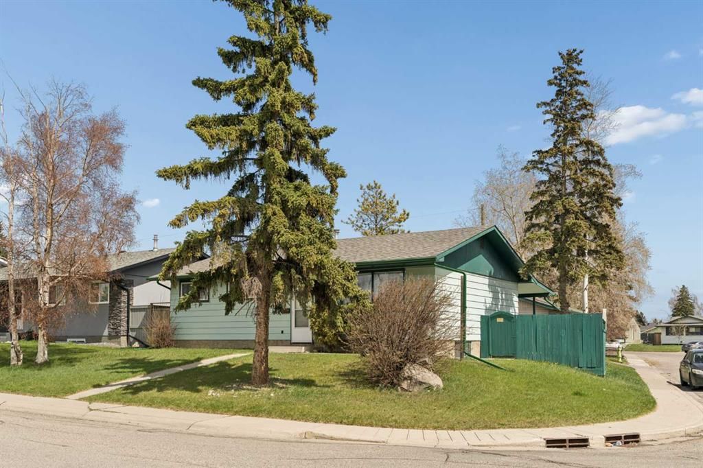404 Manora Way NE, Calgary — photo 3 of 36