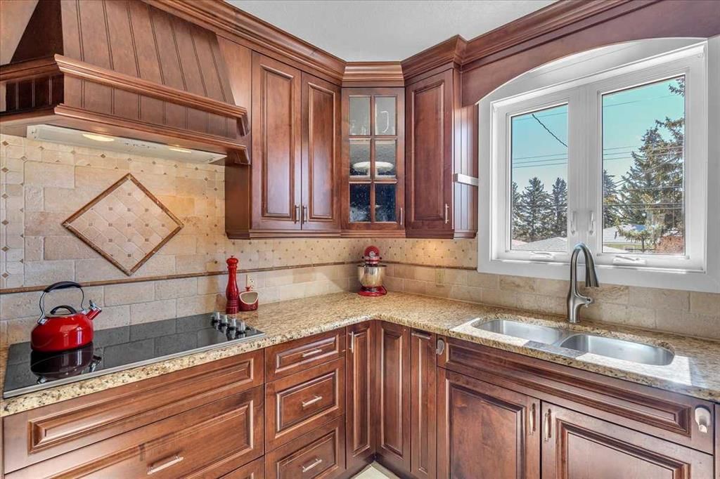568 Northmount Drive NW, Calgary — photo 3 of 50
