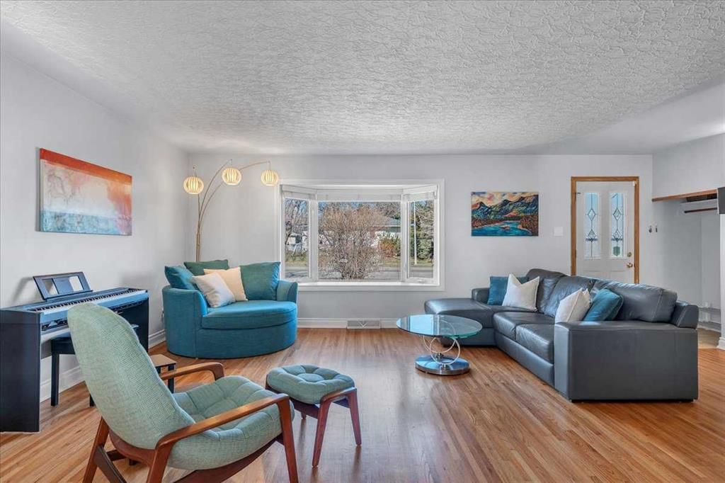 568 Northmount Drive NW, Calgary — photo 5 of 50