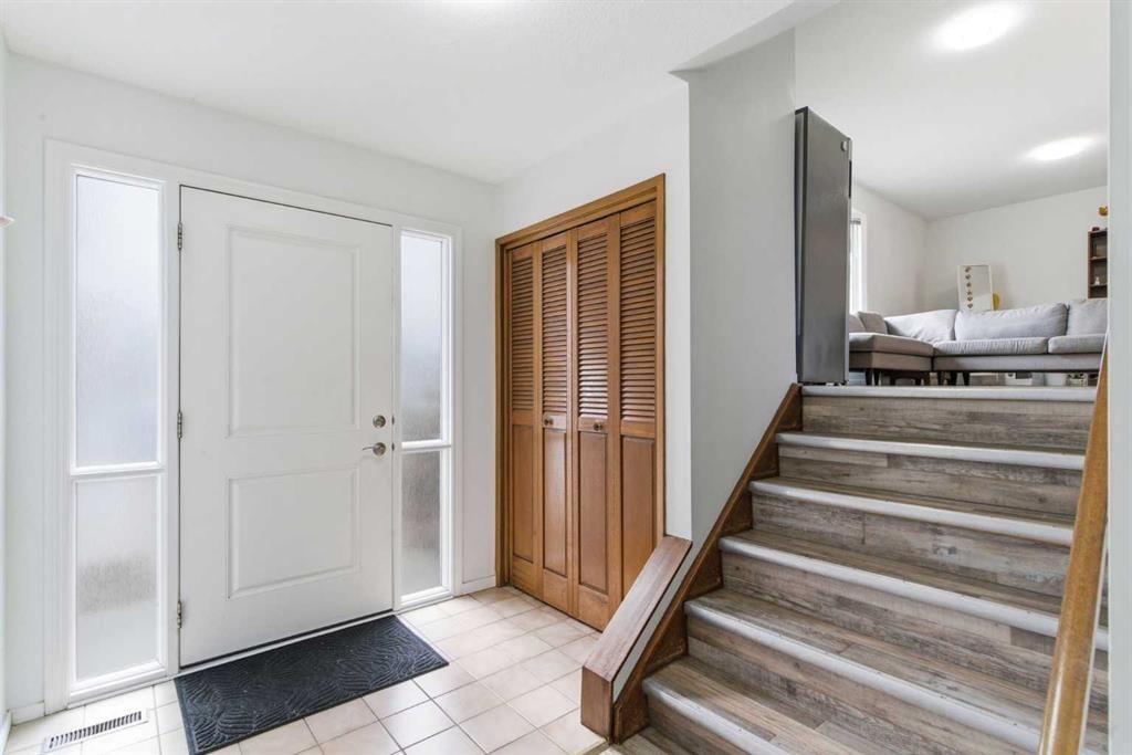 5048 Dalhart Road NW, Calgary — photo 3 of 49