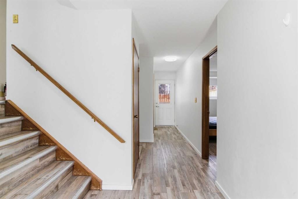 5048 Dalhart Road NW, Calgary — photo 4 of 49